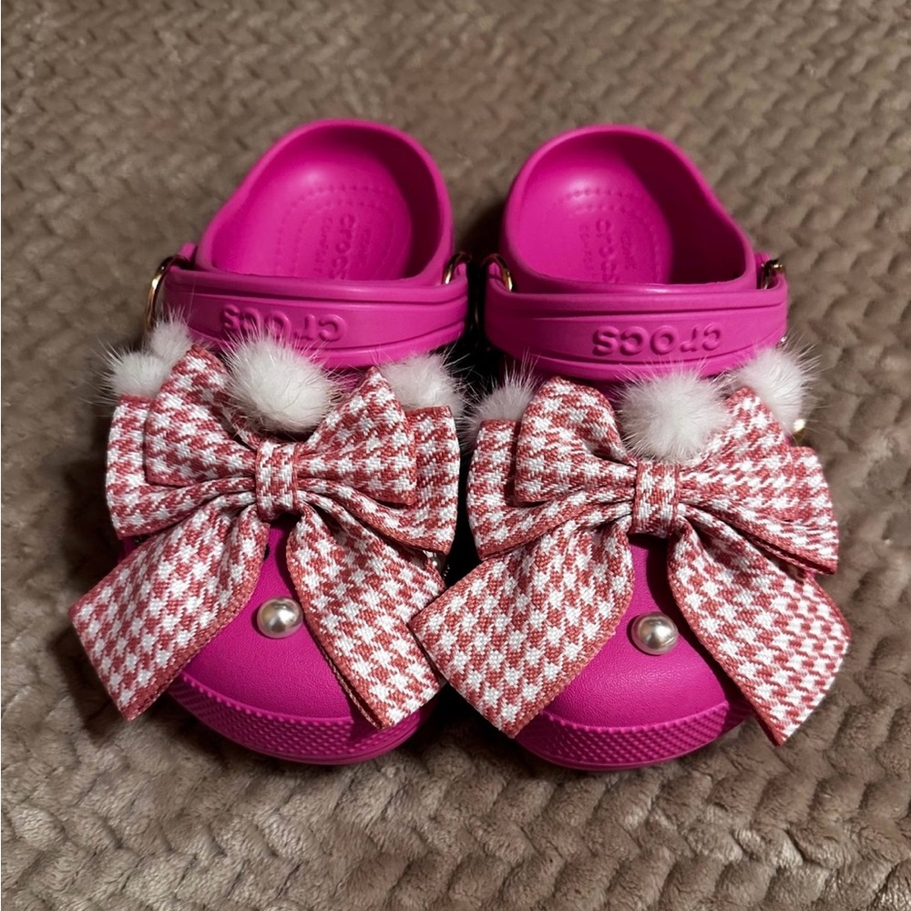 CROCS Coquette Hot Pink Big kids J3 Women’s 5.5 / 6 cross listed Ⓜ️